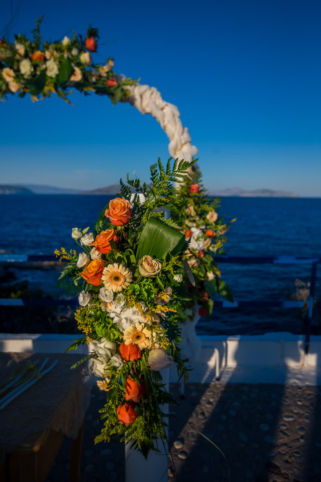 Retrato de los novios al atardecer