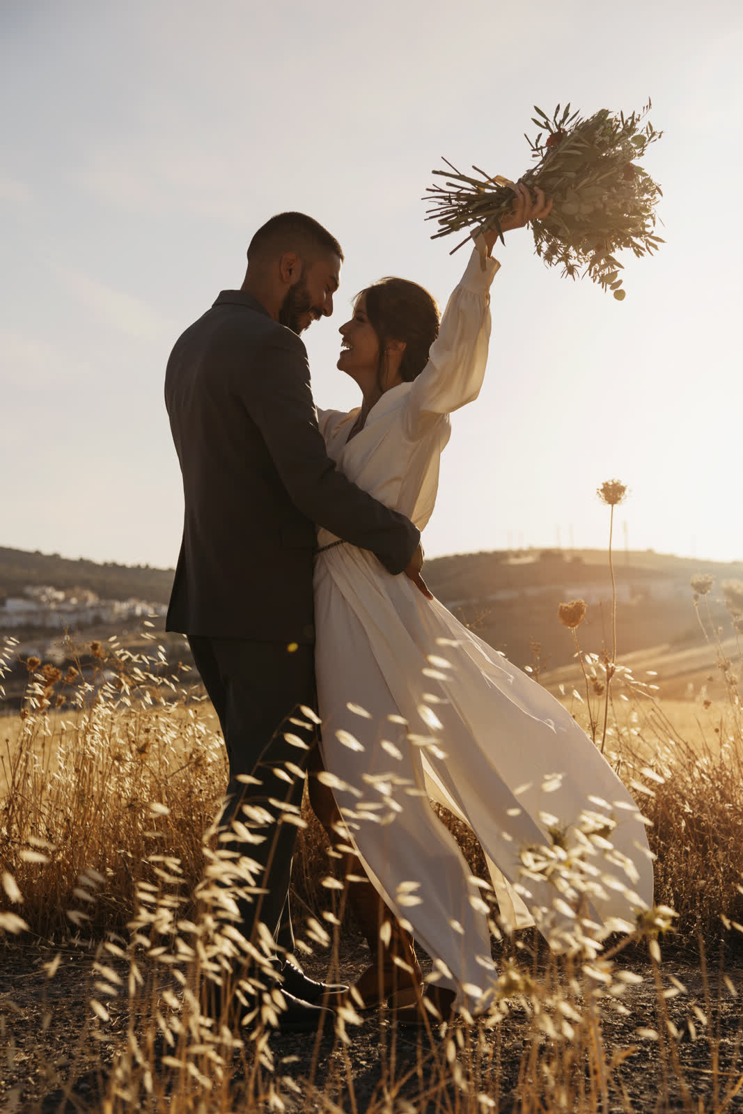 La novia caminando por una calle andaluza