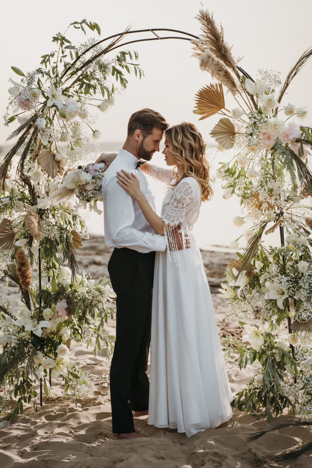 Retrato de los novios al atardecer